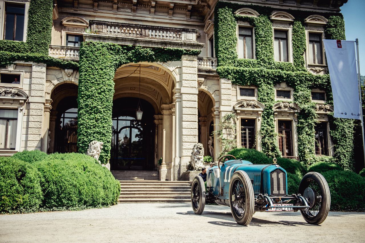 Wyścigowy Ballot 3/8 LC z 1920 r. pod należącą niegdyś do Luchino Viscontiego Villa Erba.