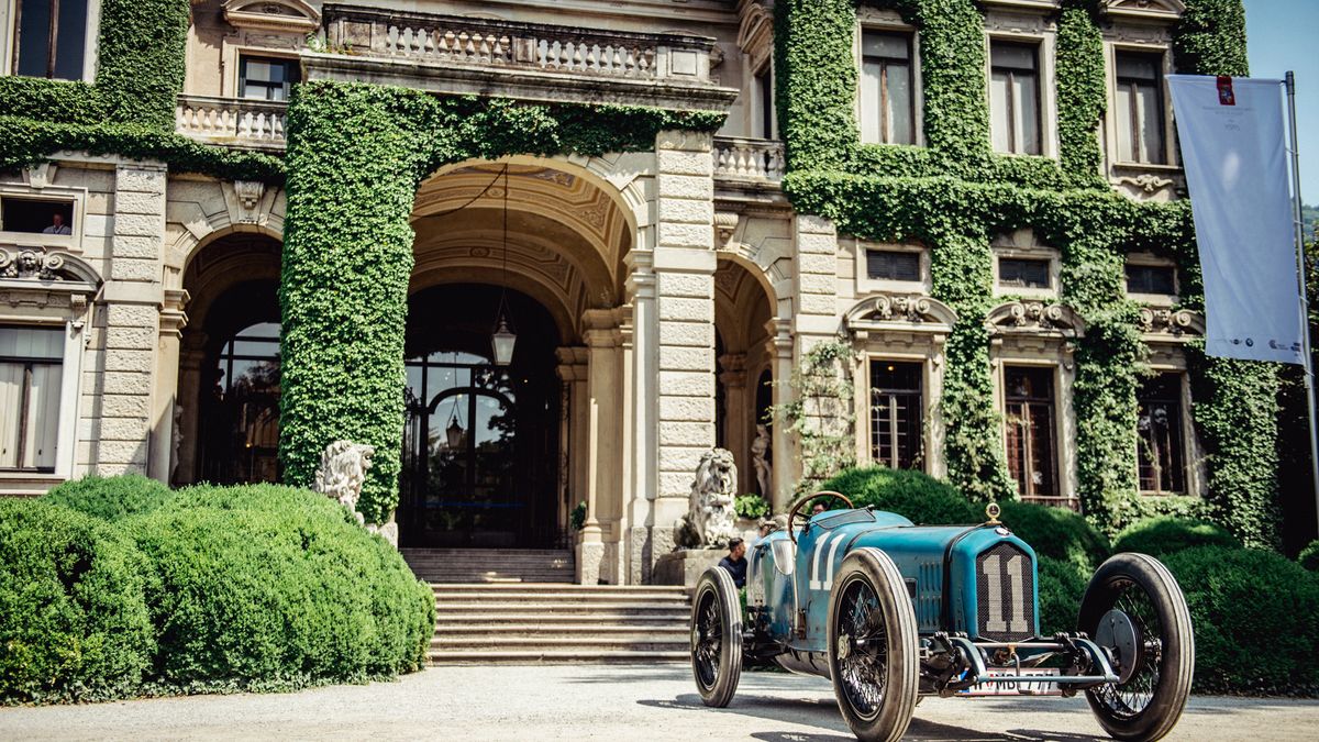 Wyścigowy Ballot 3/8 LC z 1920 r. pod należącą niegdyś do Luchino Viscontiego Villa Erba.