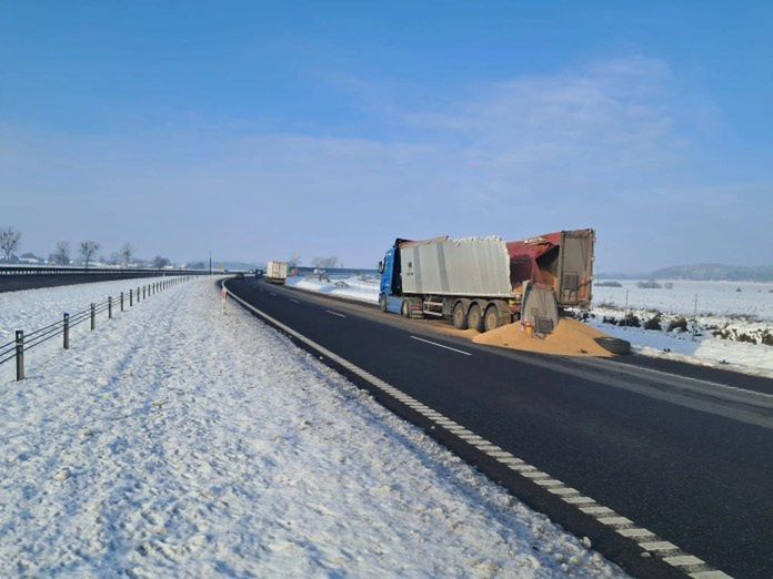 Zboże rozsypane na S7. Tir wjechał w naczepę przy węźle Rączki