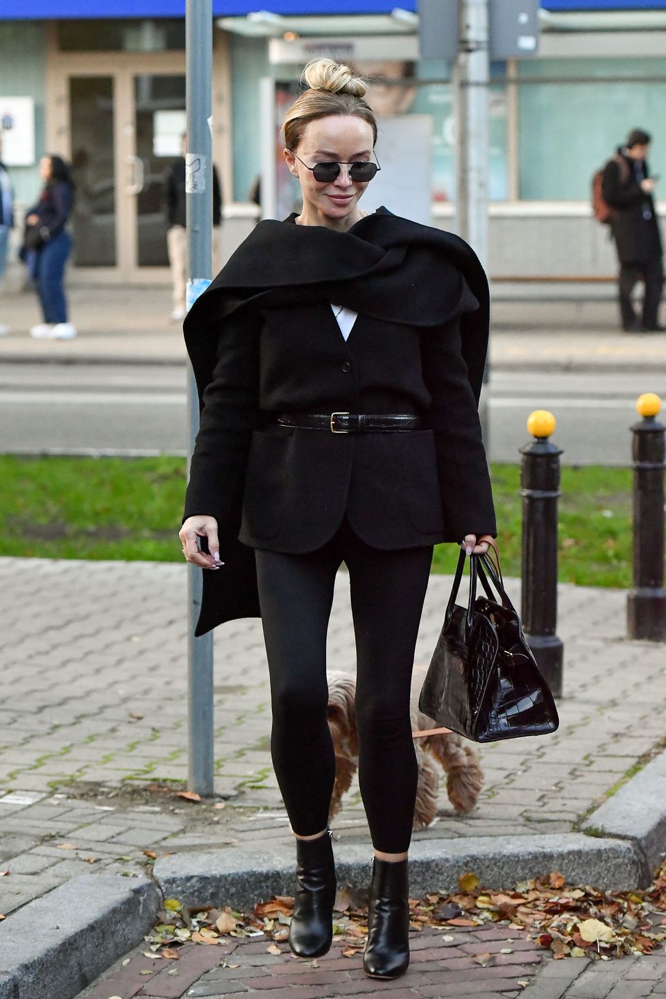 Joanna Przetakiewicz spaceruje z psem po mieście