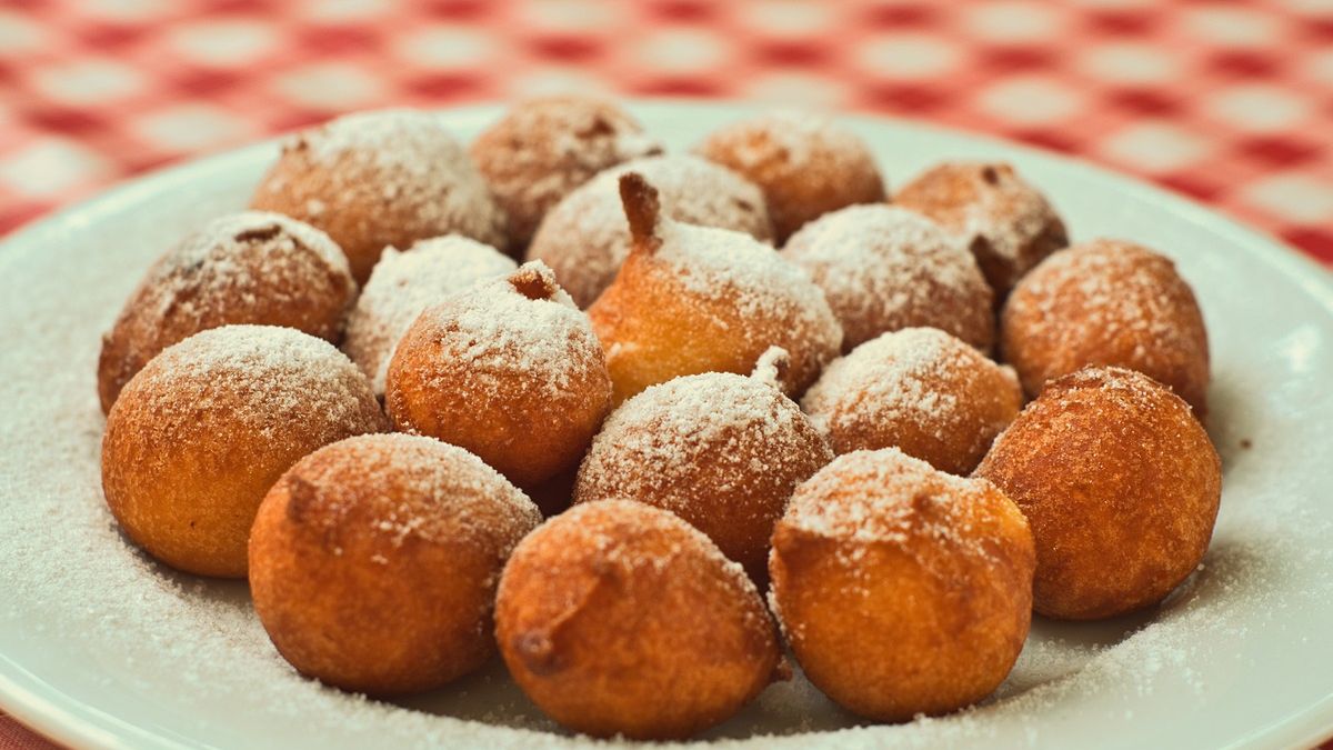 Zrób, gdy dopadnie cię ochota na coś słodkiego. Szybkie pączki serowe do kawy