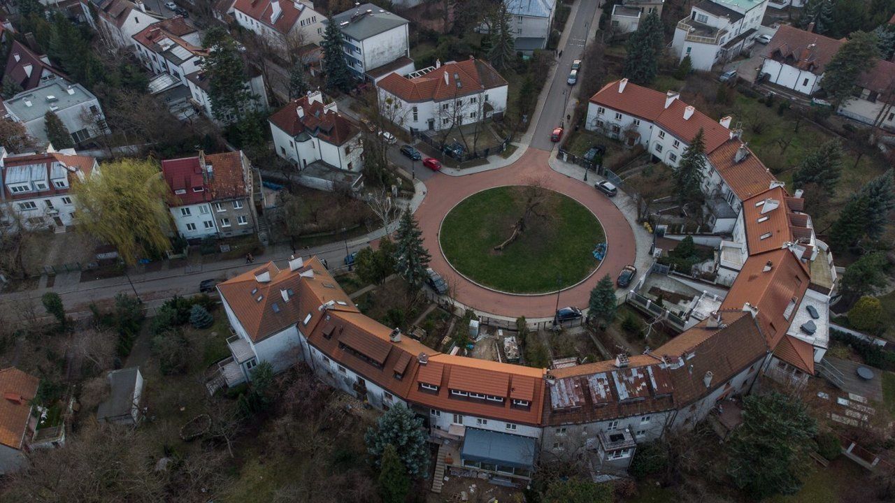 Plac Słoneczny - jeden ze znaków rozpoznawczych Żoliborza.