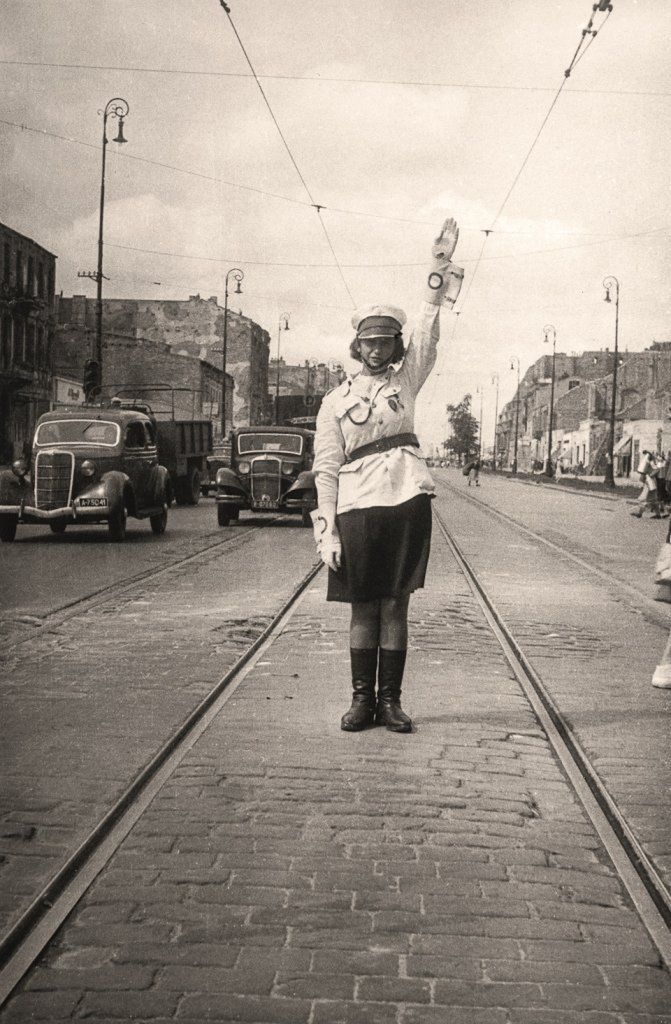 Podnosząca się z gruzów stolica na zdjęciach z albumu "Warszawa lata 40." 4