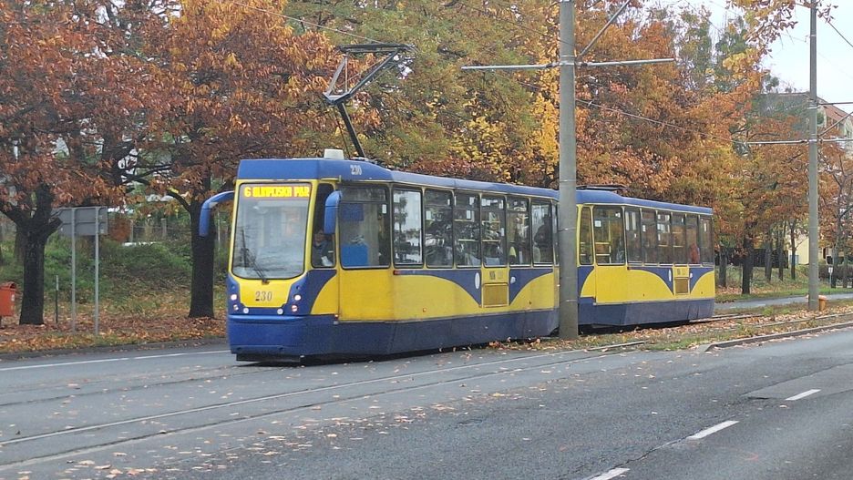 Tramwaj na ulicy Traugutta w Toruniu