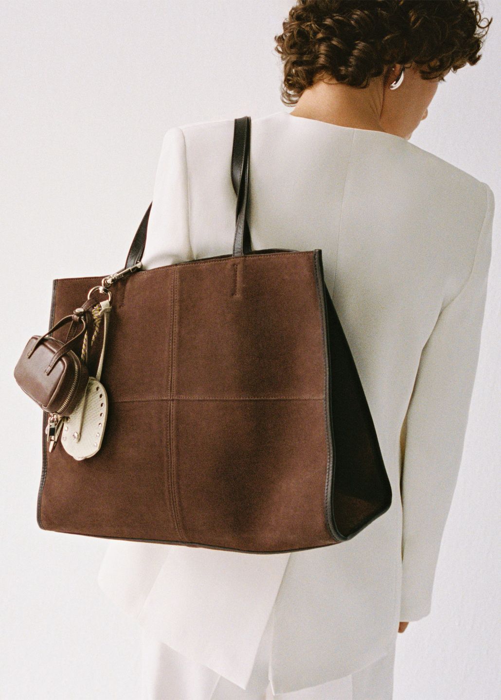 Zamszowa torba shopper Mango