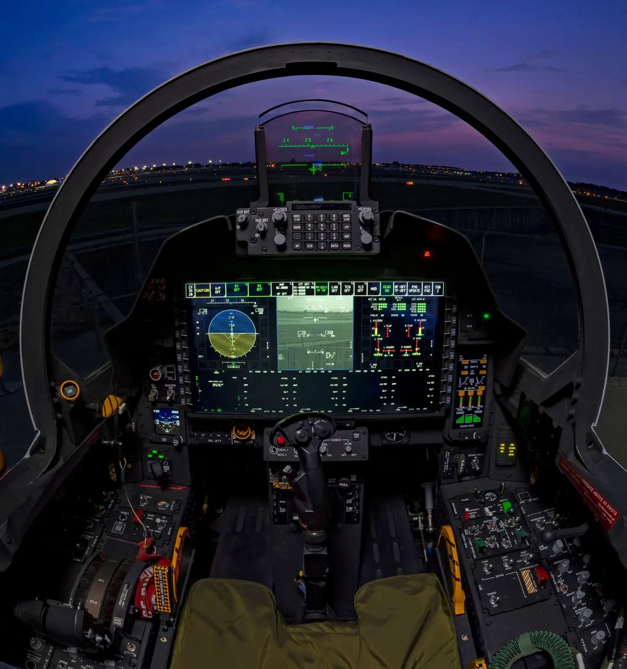 F-15EX Eagle II - kabina pilota - widoczny centralny, duży wyświetlacz