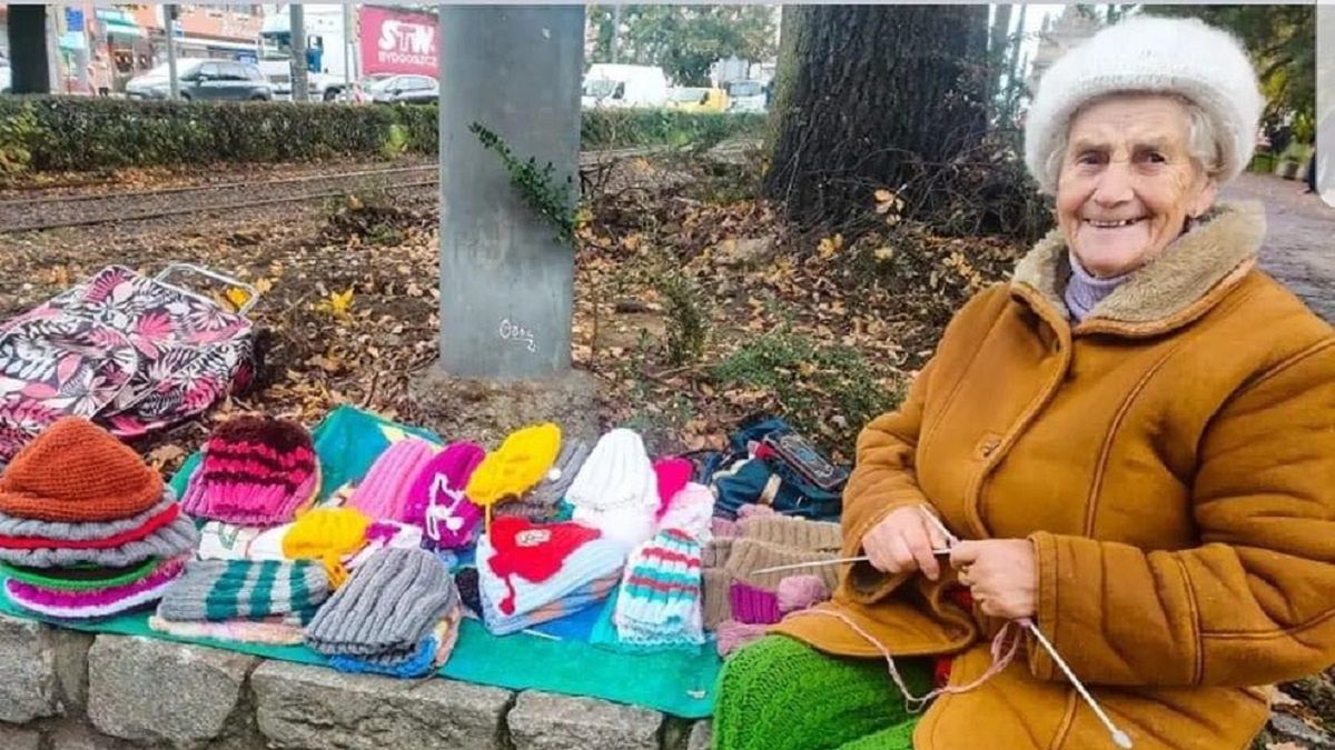 Pani Krystyna sprzedaje dziergane przez siebie czapki aby uzbierać na aparat słuchowy