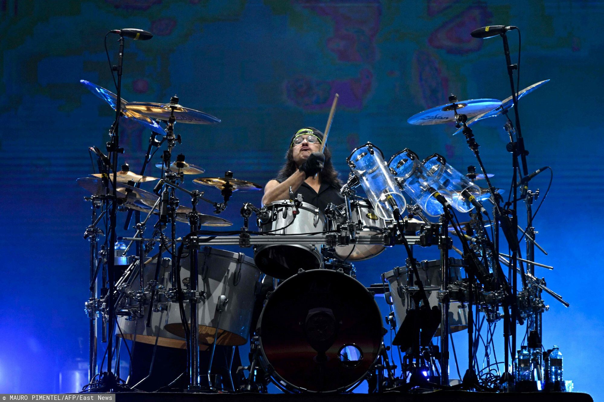 Mike Mangini, grający w zespole Dream Theater, to jeden z najlepszych i najszybszych perkusistów świata. Był również wykładowcą Berklee College of Music w Bostonie i autorem podręczników. To jednak nie wszystko: skończył studia informatyczne i przez pewien czas realizował się także w tym kierunku, pracując przy oprogramowaniu rakiet Patriot