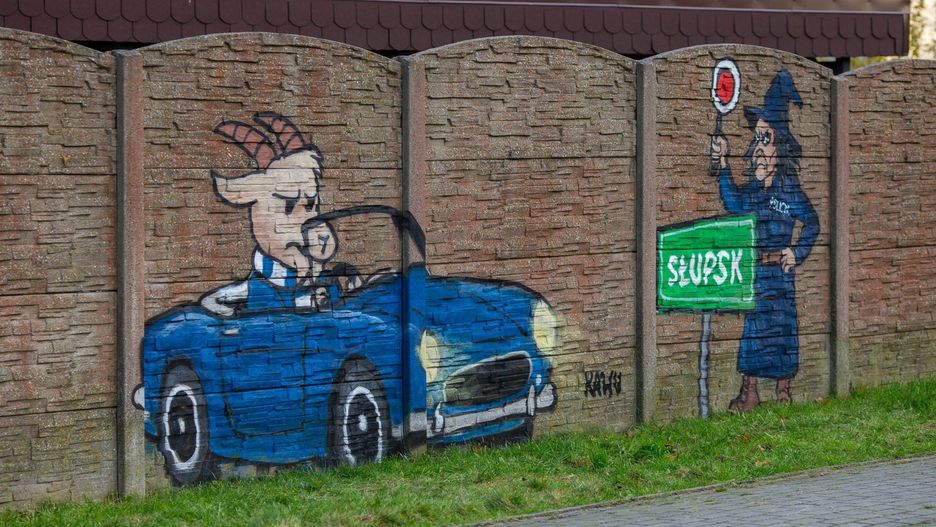 Mural na ogrodzeniu w pobliżu Komendy Miejskiej Policji w Słupsku.