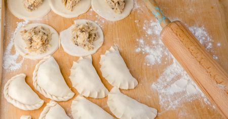 Dodaj porządną łyżkę do ciasta na pierogi. Dobrze się rozwałkuje, a lepienie będzie przyjemnością
