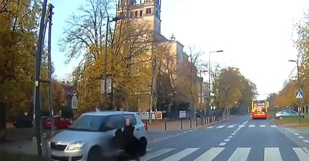 Potrącił staruszkę. Wstała i poszła do kościoła. Nagranie przeraża