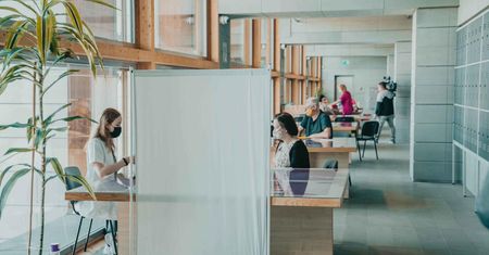 Koronawirus. Uniwersytet Wrocławski szczepi przeciwko COVID-19. Nawet 2,5 tys. osób dziennie