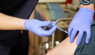 Szczepionka przeciw COVID-19. Przychodnie szczepią sześć osób dziennie. "Chętnych dziesiątki więcej"