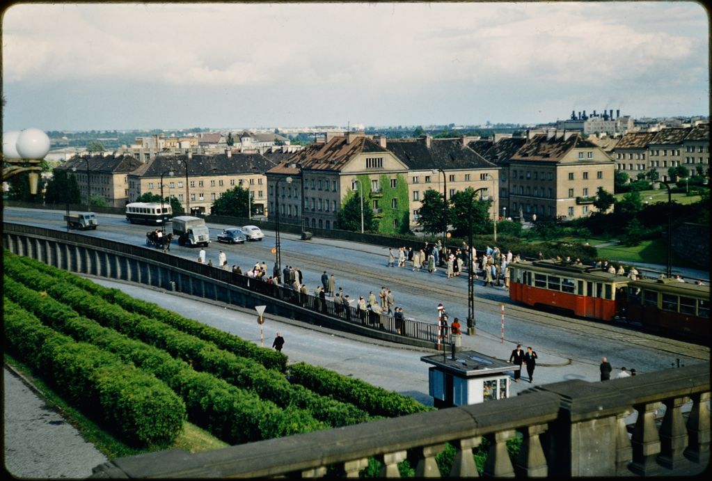 Nostalgiczna Warszawa lat 50. na nieznanych, kolorowych zdjęciach profesora z USA