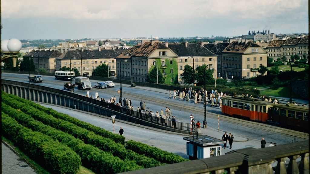 Nostalgiczna Warszawa lat 50. na nieznanych, kolorowych zdjęciach profesora z USA 1