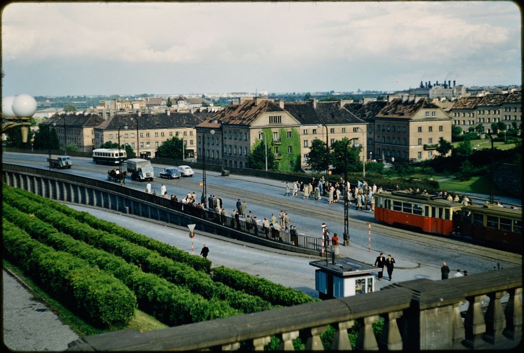Nostalgiczna Warszawa lat 50. na nieznanych, kolorowych zdjęciach profesora z USA 1