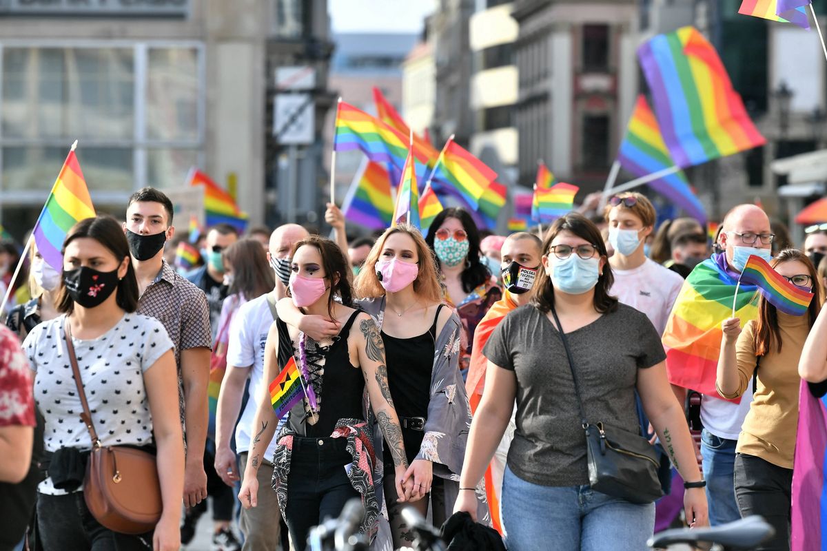 Komisja Europejska tworzy nową strategię ws. osób LGBT. Mowa w niej o uznawaniu praw "tęczowych rodzin"