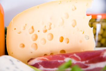 Zanim włożysz ser do lodówki, wykonaj 1 rzecz. Dzięki temu nie będzie twardy i zeschnięty