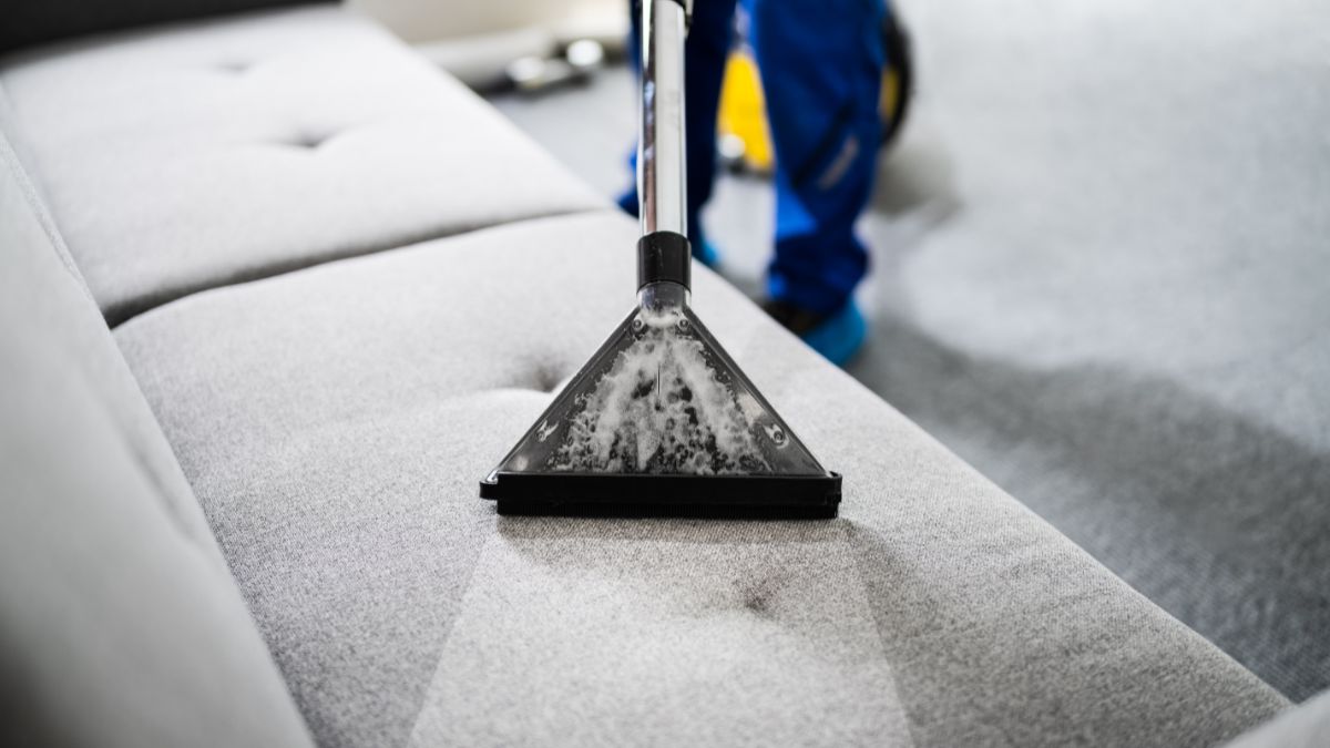 Profesjonalne sprzątanie sofy.