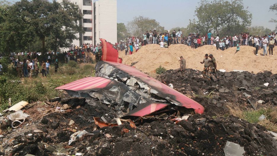 Katastrofa samolotu w Ahmedabadzie w Indiach
(250612) -- AHMADABAD, June 12, 2025 (Xinhua) -- People look at the debris of an Air India plane crashed in Ahmedabad of India's Gujarat state, June 12, 2025.
  An Air India flight to London with 242 people on board, including two pilots and 10 cabin crew members, crashed Thursday shortly after takeoff from an airport in the western Indian state of Gujarat, officials said. Senior police officer confirms at least 110 dead in the crash, according to local media reports.
   The flight took off from the Sardar Vallabhbhai Patel International Airport in Ahmedabad, about 17 km south of Gandhinagar, the capital city of Gujarat. (UNI/Handout via Xinhua)
UNI