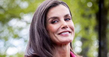Królowa Letizia zadaje szyku podczas wizyty w Holandii. Postawiła na odważne kolory