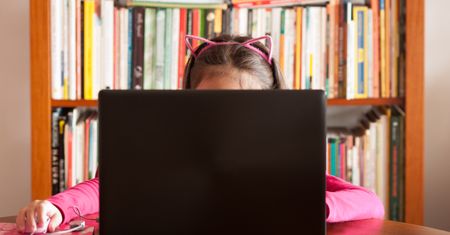 Pokazywał 10-latce treści dla dorosłych. Policja namierzyła pedofila