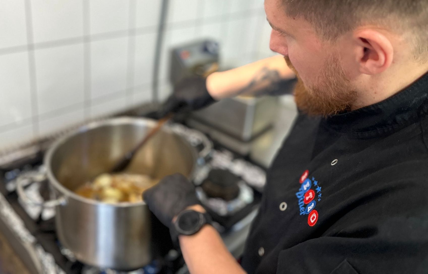 Gotowanie "na ślepo" to tylko początek. Szef kuchni wskazuje, jakie błędy popełniamy najczęściej