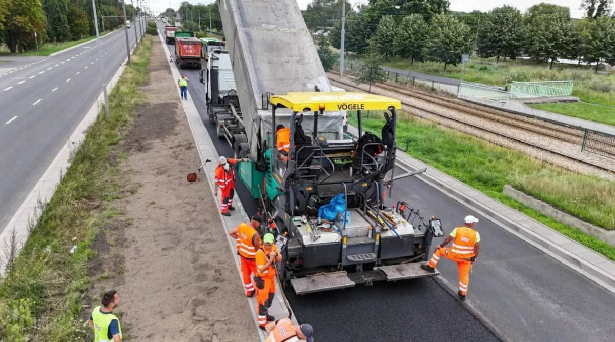 Poznań: Nowa nawierzchnia na ul. Warszawskiej. Trwa układanie masy bitumicznej – od nocy zmiany w organizacji ruchu