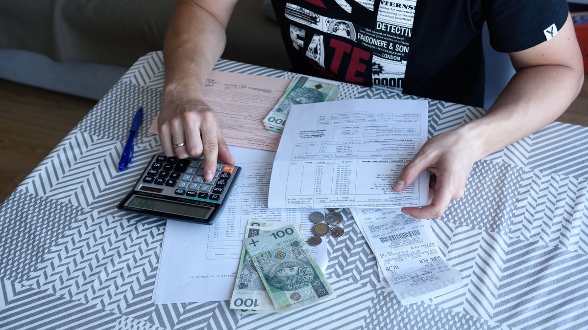 Planowanie budzetu domowego - rachunki, oplaty, pieniadze i kalkulator.Bartlomiej Magierowskiinflacja, gospodarka, pieniadze, wydatki, gotowka, pln, zlotowki, ekonomia, w, polsce, i, z, polskie, stol, na, stole, budzet, domowy, dokumenty, rachunki, planowanie, polski, lad, styczen, 2022, nowy, rok, domowe, dom, rodzinne, nowe, zmiany, oplaty, podatki, vat, zus, wydatek, rece, dlonie, rodzina, on, ona, kobieta, mezyczyzna, liczy, liczyc, kalkulacje, kalkulator, portfel, oszczednosci, oszczedzanie, polacy, spoleczenstwo