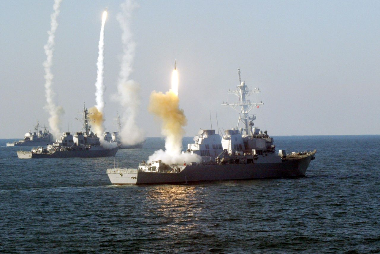 Zespół amerykańskich okrętów, w tym USS Carney, odpalających rakiety