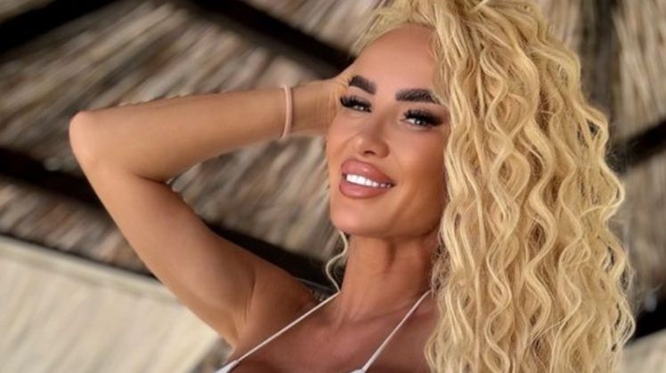 Izabela Macudzińska pozuje w kostiumie kąpielowym 