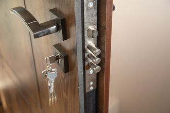 Zostawiasz klucz w zamku? Właśnie ułatwiasz zadanie złodziejom