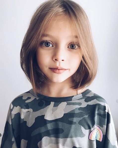 Dziewczynka uwielbia podróżować po całym świecie