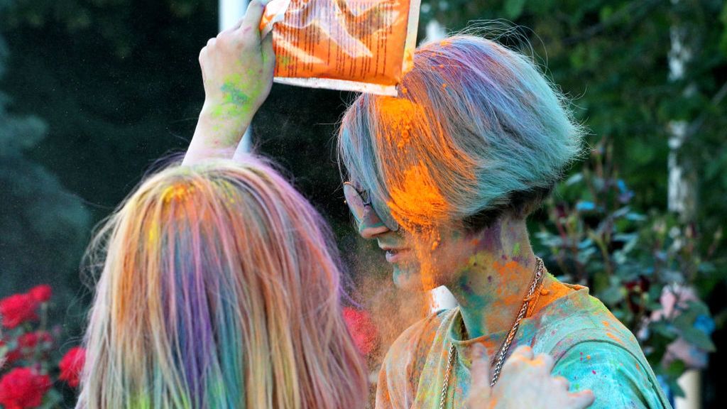 Proszek stosowany podczas festiwalu kolorów może być niebezpieczny dla zdrowia