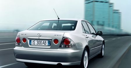25 lat kultowego japońskiego sedana. Lexus może być dumny