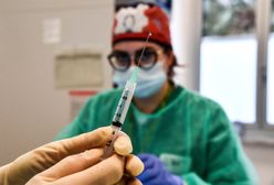 Szczepionka na COVID. Bez szczepienia nie polecisz? Dworczyk tłumaczy