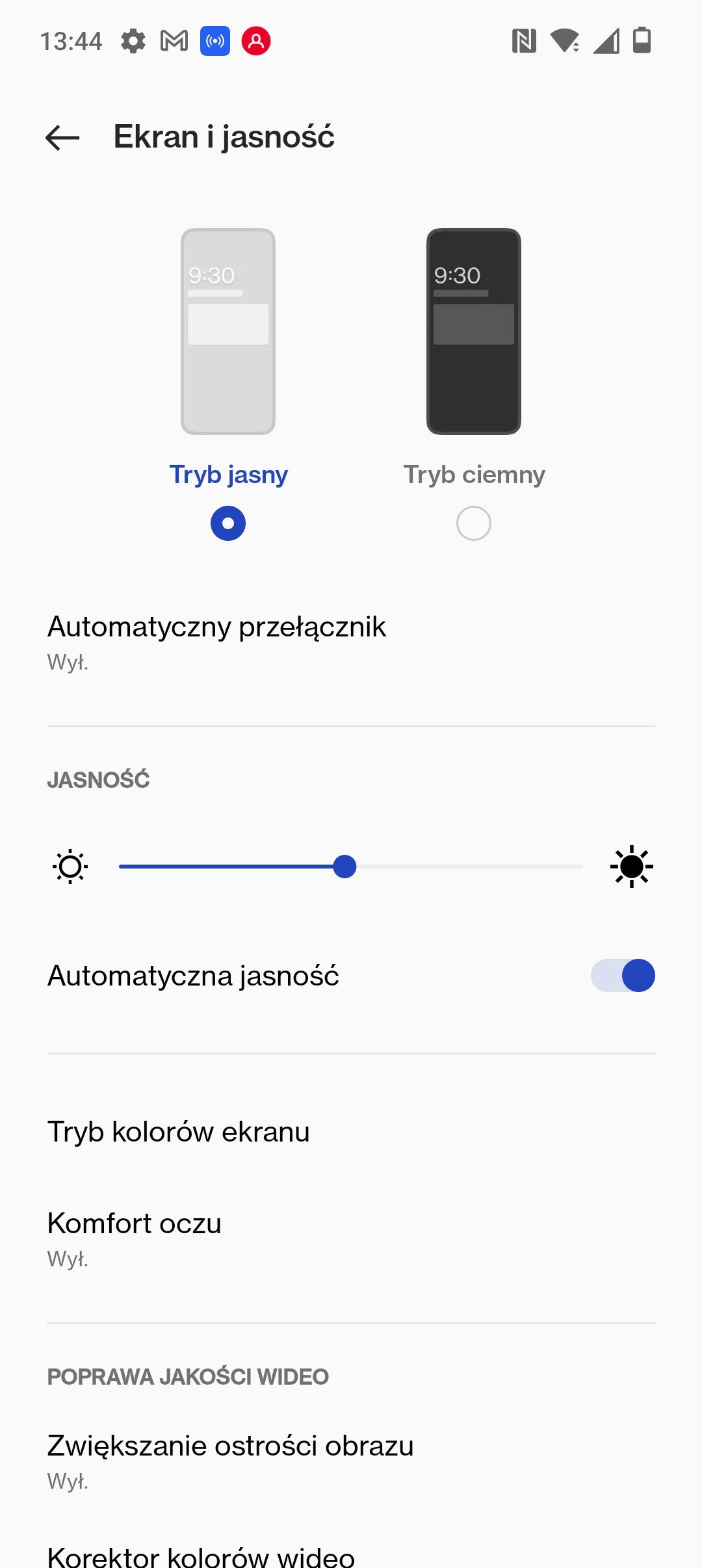 Ustawienia dla ekranu, dwie opcje odświeżania i funkcja poprawy ostrości obrazu