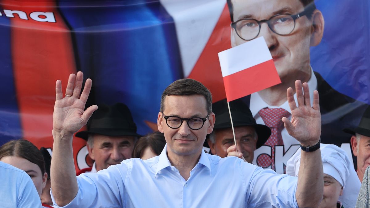 Stary Sącz, 29.07.2021. Premier Mateusz Morawiecki (C) podczas spotkania z mieszkańcami w Starym Sączu, 29 bm. Premier Morawiecki przebywa z wizytą w woj. małopolskim. (aldg) PAP/Grzegorz Momot