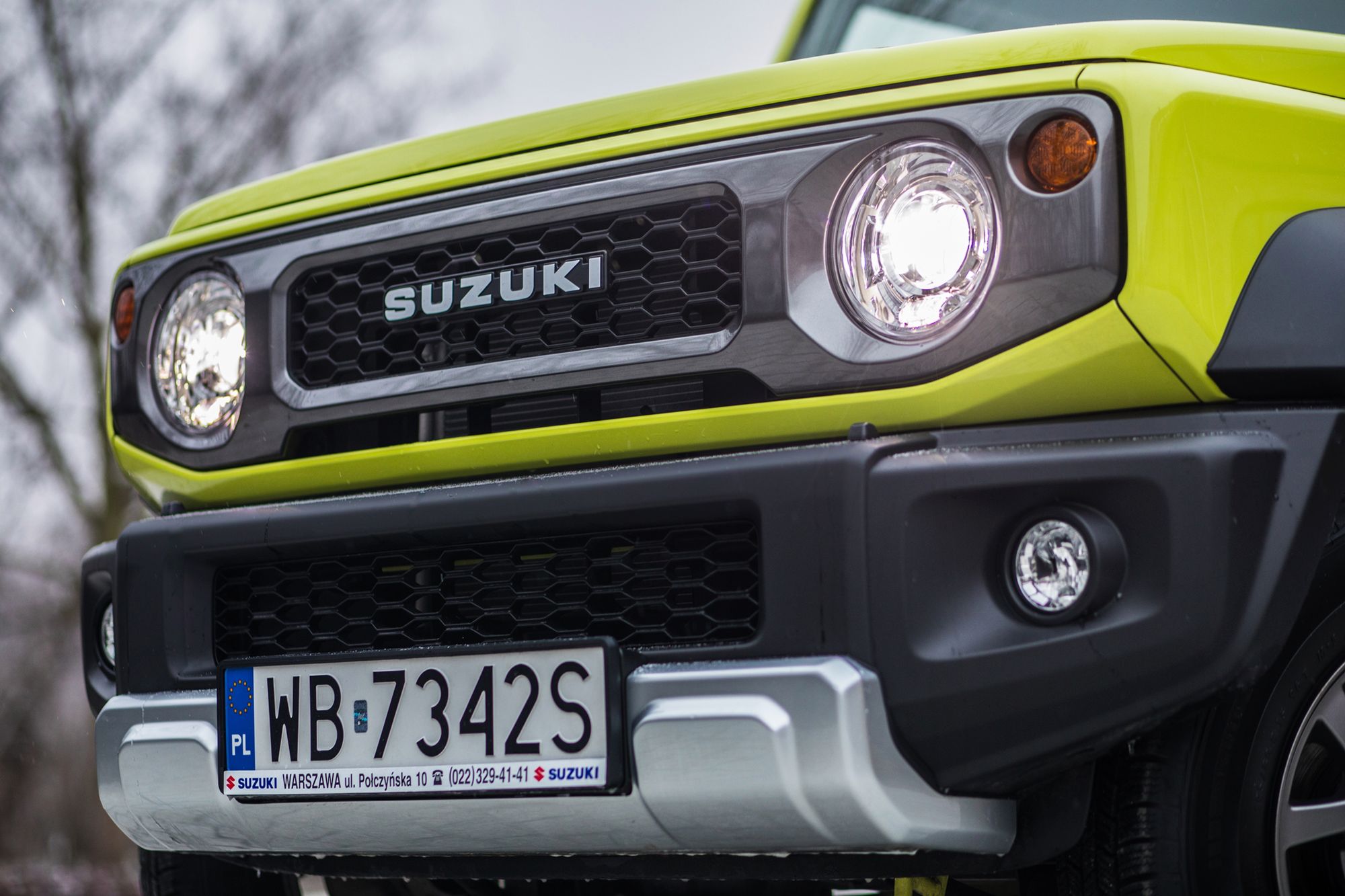 Najlepsze akcesorium w ofercie to taki grill. Moim zdaniem znacząco poprawia i tak atrakcyjny wygląd Jimny. Kosztuje 1000 zł.