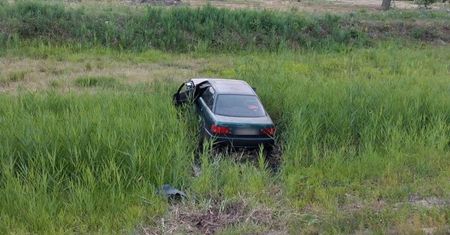 Ukradł samochód i wjechał do stawu. Potem próbował ukraść kolejne auto