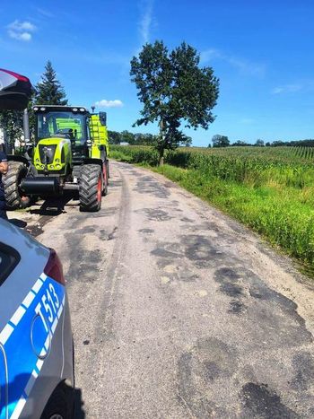 Ciągnikiem staranował rogatki. 24-latek bez uprawnień w rękach policji