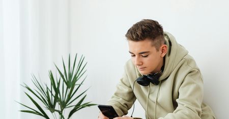 Dziecko ciągle online? W Poznaniu ruszają warsztaty dla rodziców o cyfrowych uzależnieniach