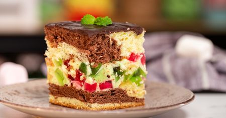 Biszkopt w 4 smakach połączę z kolorowymi kosteczkami. Babcia i dziadek będą zachwyceni