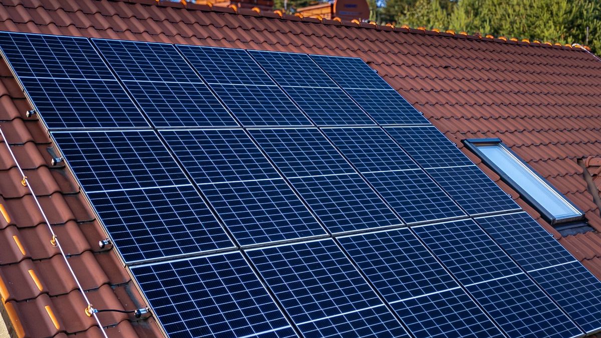 Obowiązkowa fotowoltaika na dachach? Tak, ale w nowo budowanych 