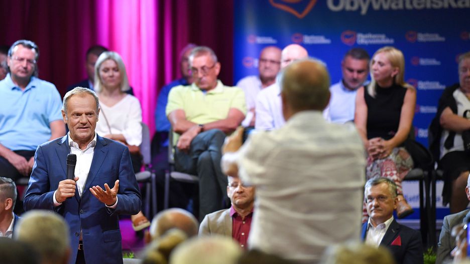 Dzierżoniów (woj. dolnośląskie), 14.07.2022. Przewodniczący Platformy Obywatelskiej Donald Tusk (L) podczas spotkania z sympatykami w Dzierżoniowie, 14 bm. (ad) PAP/Sebastian Borowski