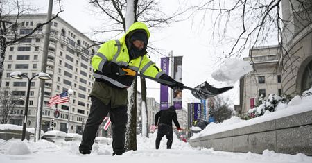 Śnieżyce paraliżują południe USA. Wiele osób bez prądu, tysiące lotów odwołanych