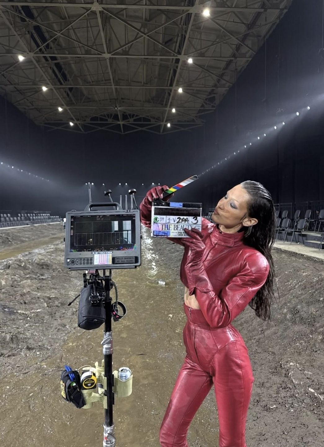 Bella Hadid pokazuje kadry z planu 