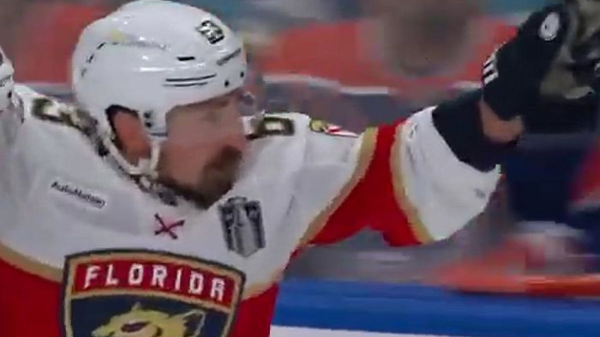 Kamień milowy. Czupurny napastnik ma powody do świętowania