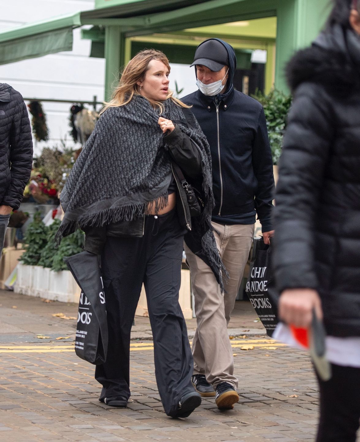 Robert Pattinson i Suki Waterhouse z ogromnym pierścionkiem na palcu