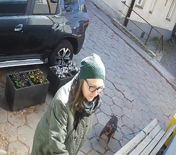 Warszawa: Porzuciła psa pod kliniką weterynaryjną. Policja poszukuje tej kobiety